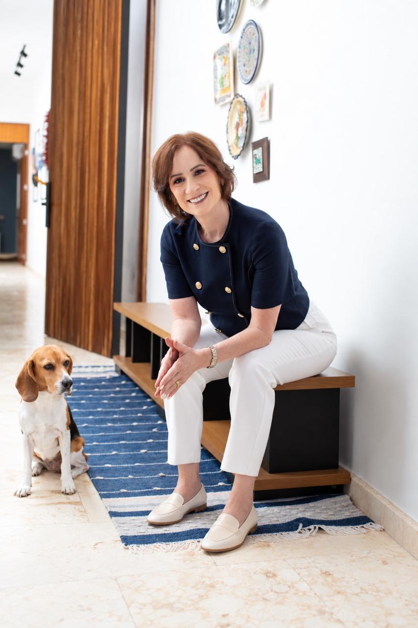 Magui Rodríguez sonriendo en casa junto a su perrita
